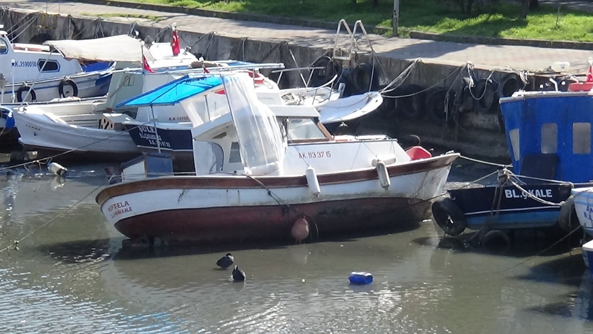 Sarıçay’da sular çekildi, tekneler karaya oturdu