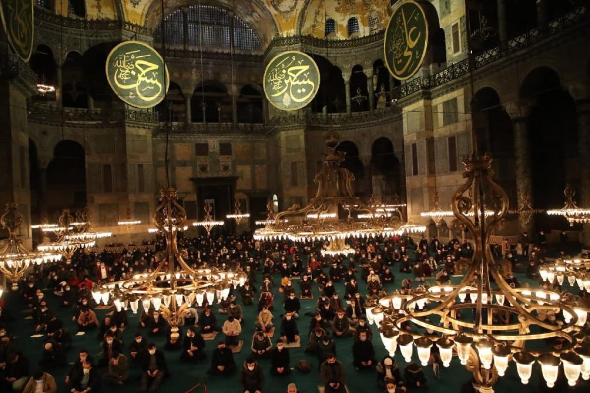 Ayasofya Camii'nde gençlerin yoğun katılımıyla sabah namazı