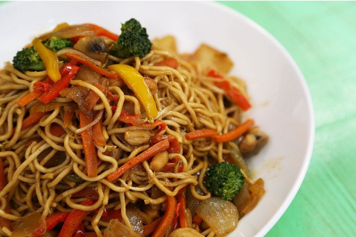 Sebzeli noodle nasıl yapılır, malzemeleri neler? Lezzetli sebzeli noodle tarifi..
