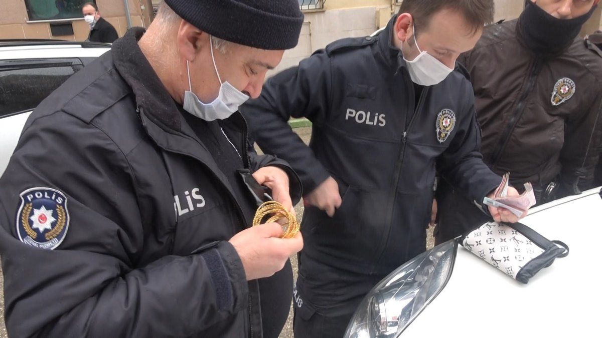 Bursa'da çöpte altın ve para dolu çanta buldu, polise verdi