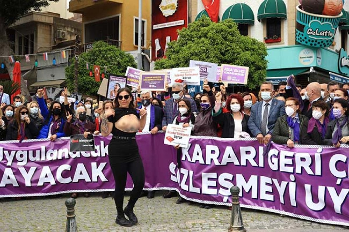 Antalya'da üstsüz İstanbul Sözleşmesi eylemi