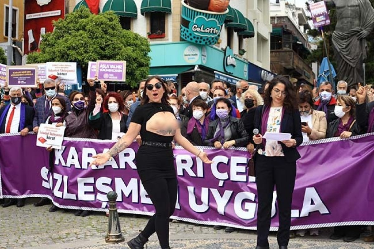 Antalya'da üstsüz İstanbul Sözleşmesi eylemi