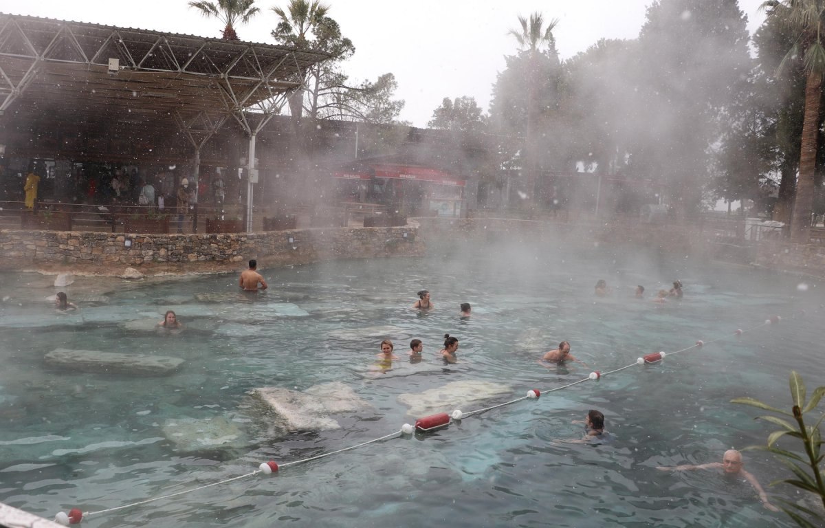 Pamukkale'de turistler, kar altında yüzdü