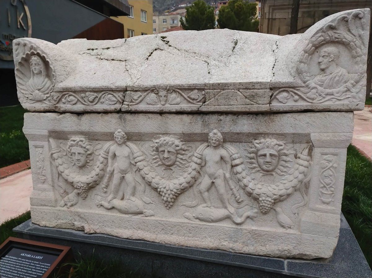 Amasya’da beddualı lahit dikkat çekiyor