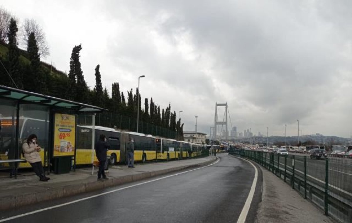 15 Temmuz Şehitler Köprüsü'nde metrobüs arıza yaptı