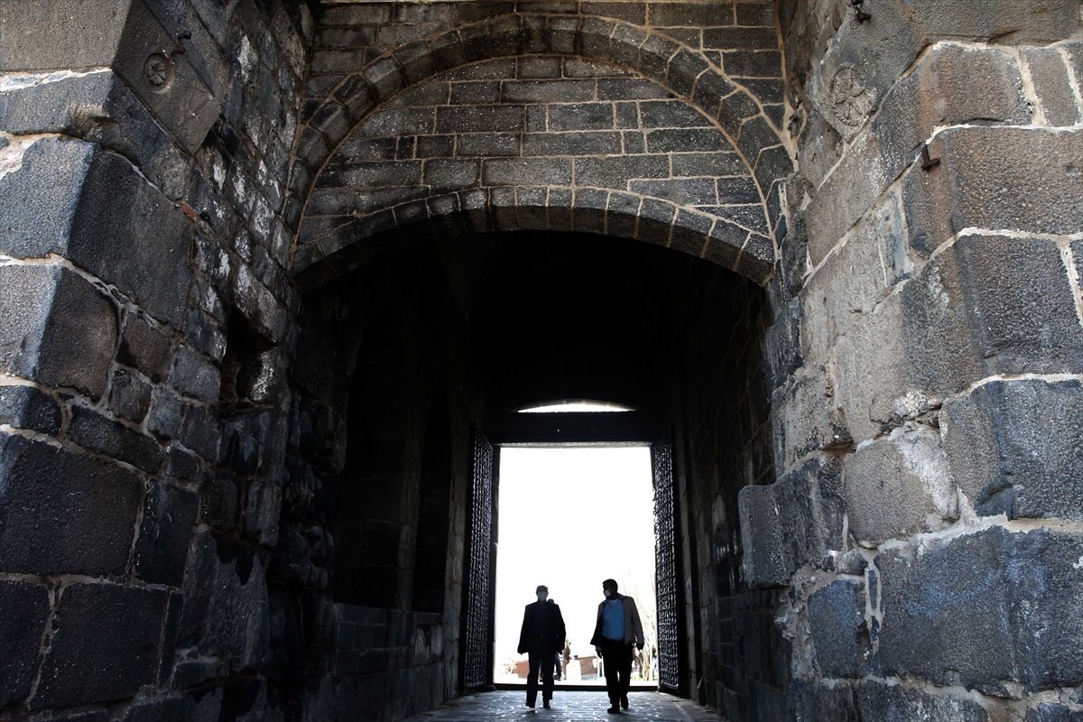 Diyarbakır Surları'ndaki tarihi Mardinkapı yerine takıldı
