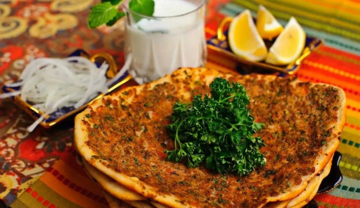 Parmak yedirten lezzet: Evde fındık lahmacun tarifi