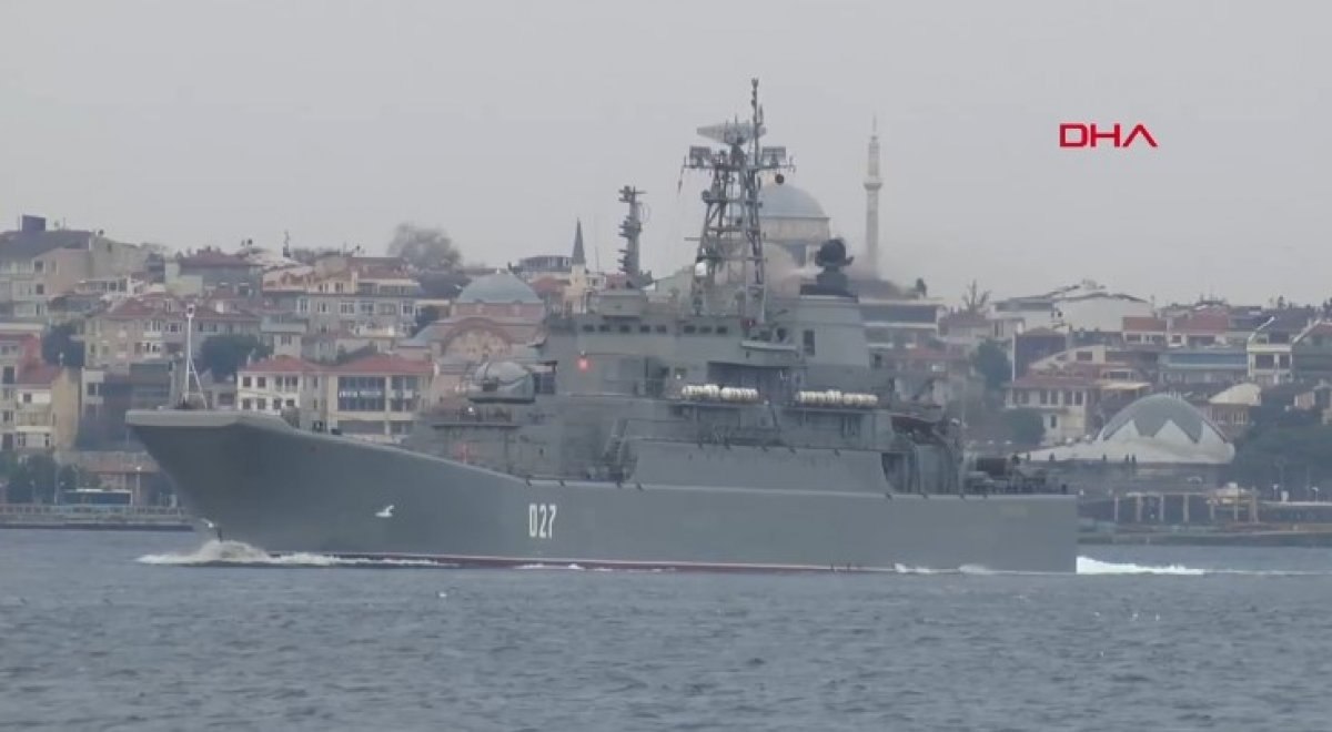 Rus savaş gemileri İstanbul Boğazı'ndan geçti