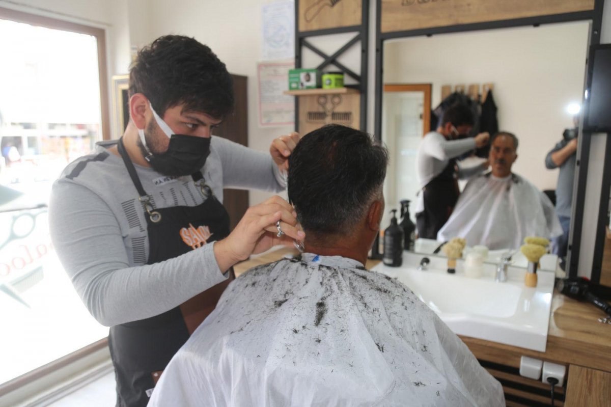Denizli'de kuaför ve berberlerde yoğunluk yaşanıyor