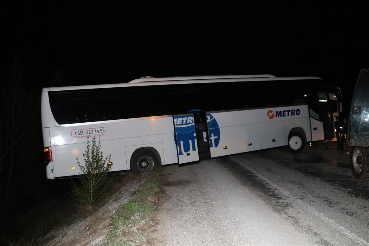 Sivas'ta yolu şaşıran şoförün kullandığı otobüs şarampolde asılı kaldı
