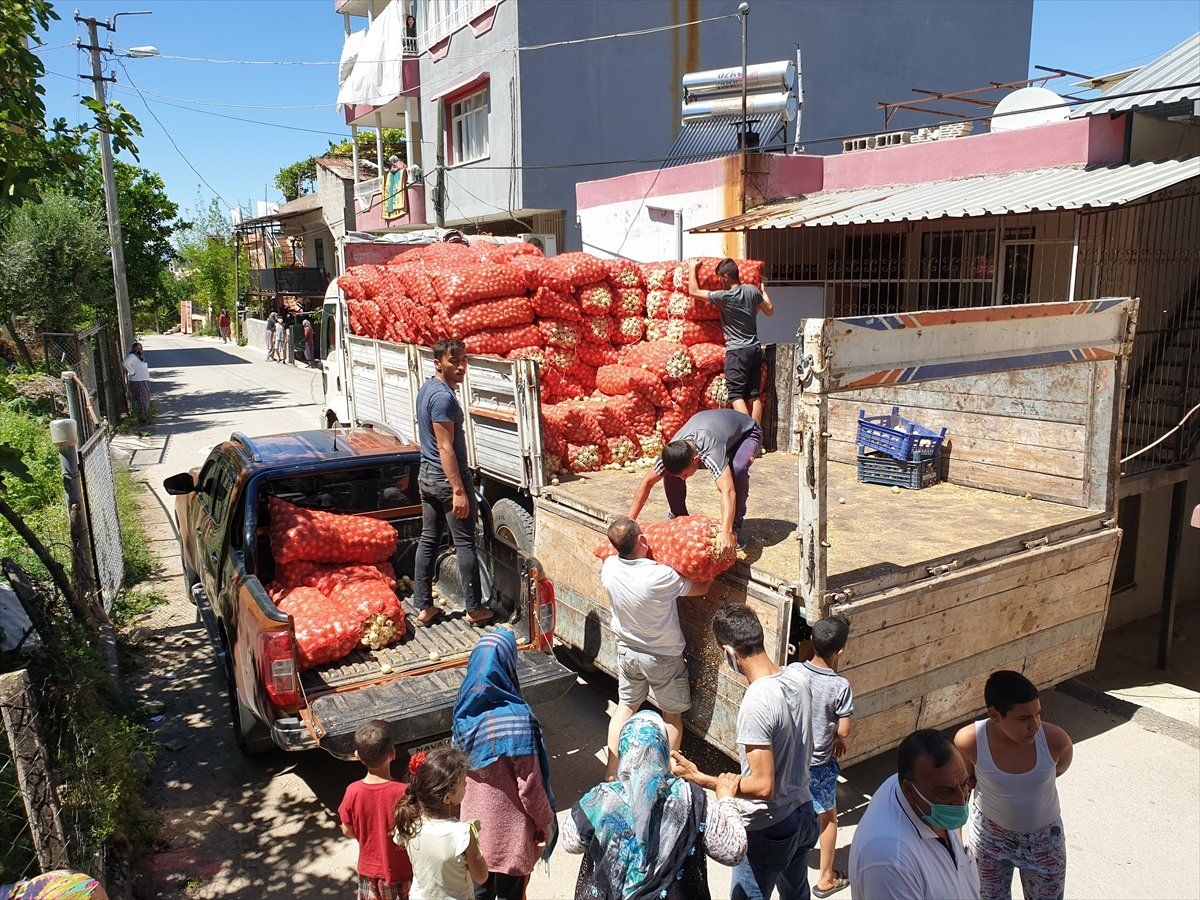 Osmaniyeli esnaf 100 ton patates ve soğan dağıttı
