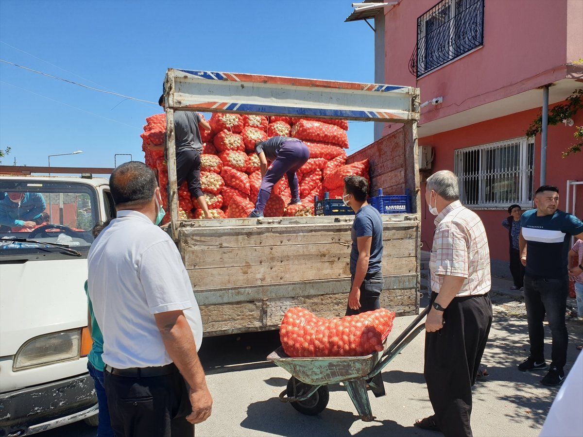 Osmaniyeli esnaf 100 ton patates ve soğan dağıttı