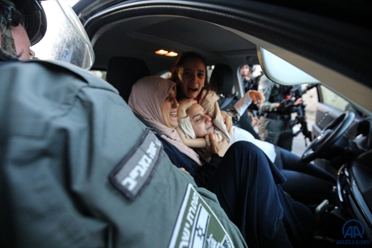 İsrail polisi, Filistinli kadınları darbetti, birinin başörtüsünü çıkardı