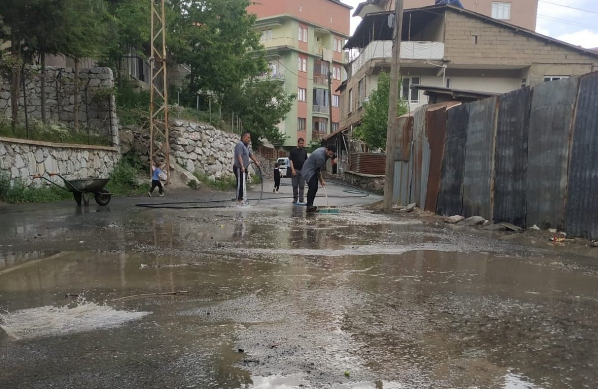 Hakkari’de cadde ve sokaklar hortumla yıkandı