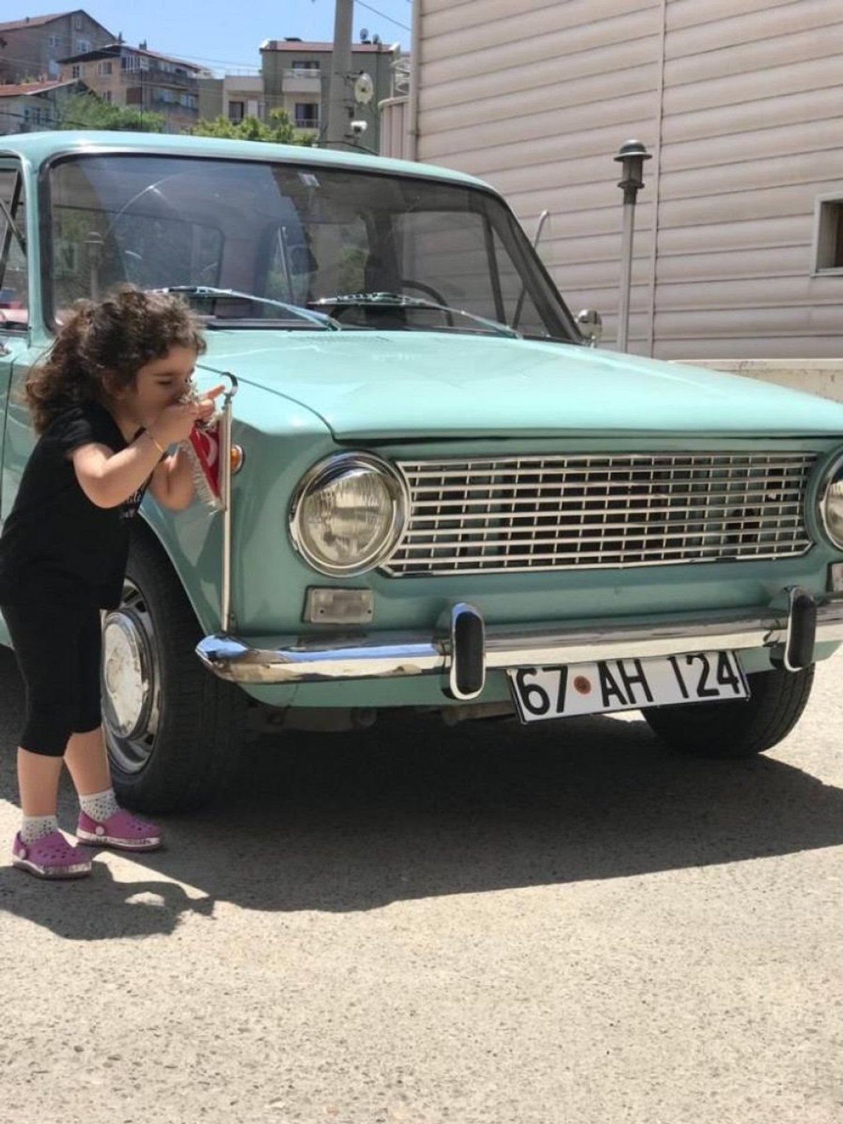 Zonguldak'ta yaşayan 3 yaşındaki Yade, Türk bayrağını öperek sarıldı