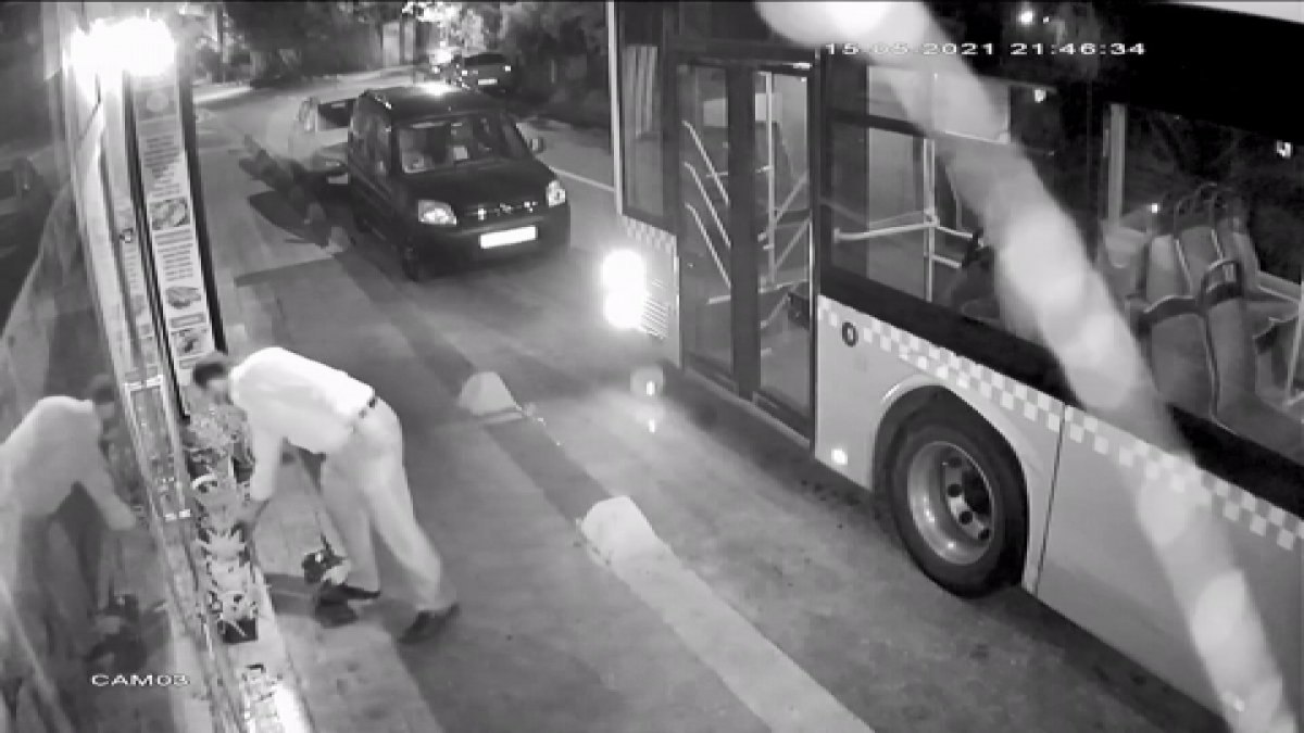 Sarıyer’de iş yerinin önündeki çiçeklerin çalınma anları kamerada