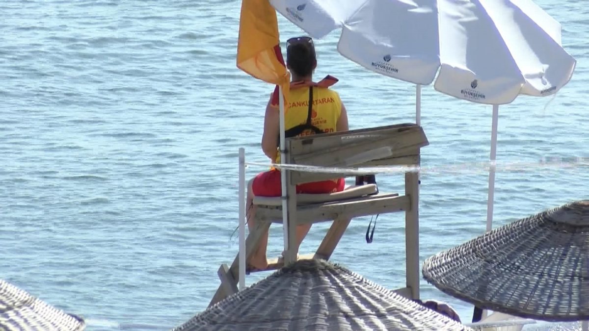 İstanbul'da plajların dolmasıyla cankurtaranlar göreve başladı