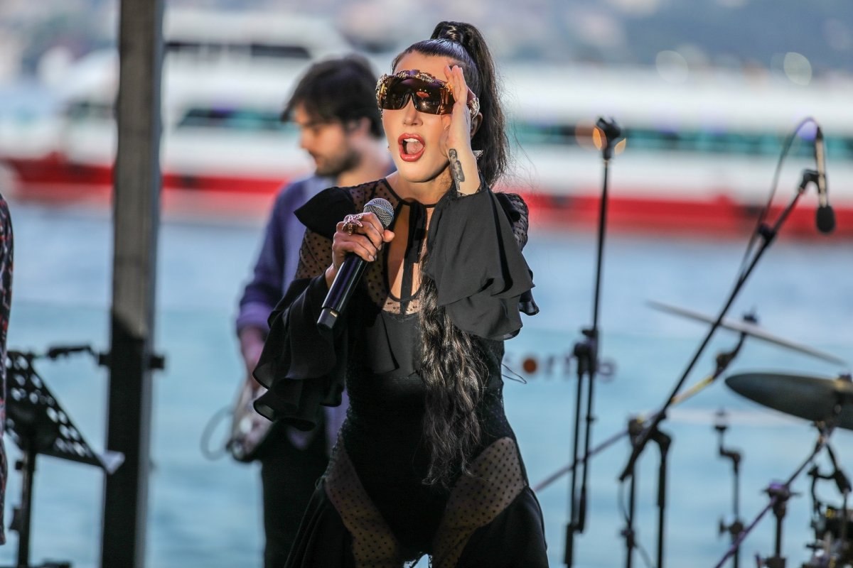 Hande Yener bir döndü, pir döndü