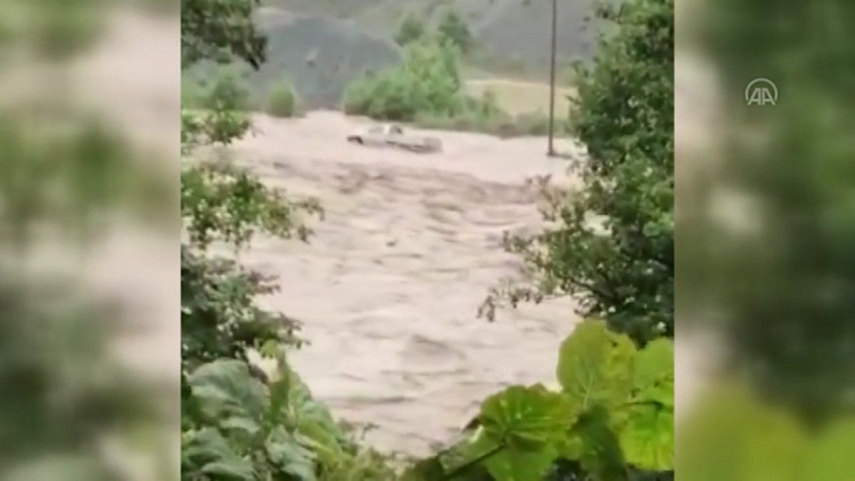 Rize'de araç, derede mahsur haldı