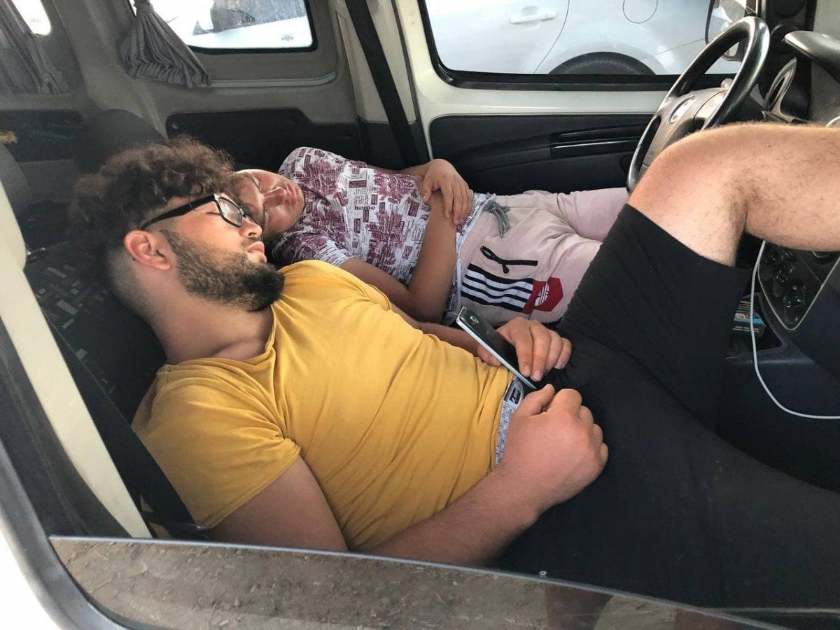 Antalya'da otellerde yer kalmayınca tatilciler dışarıda yattı
