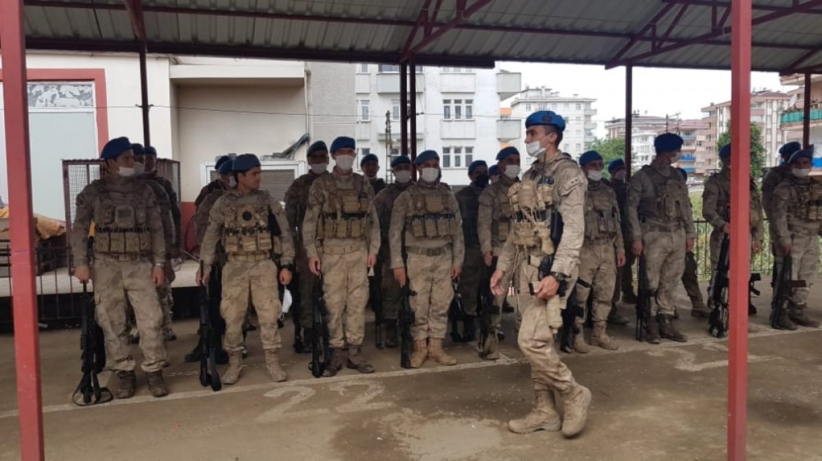 Artvin'deki selde görev yapan yaklaşık 500 komando, alkışlarla uğurlandı