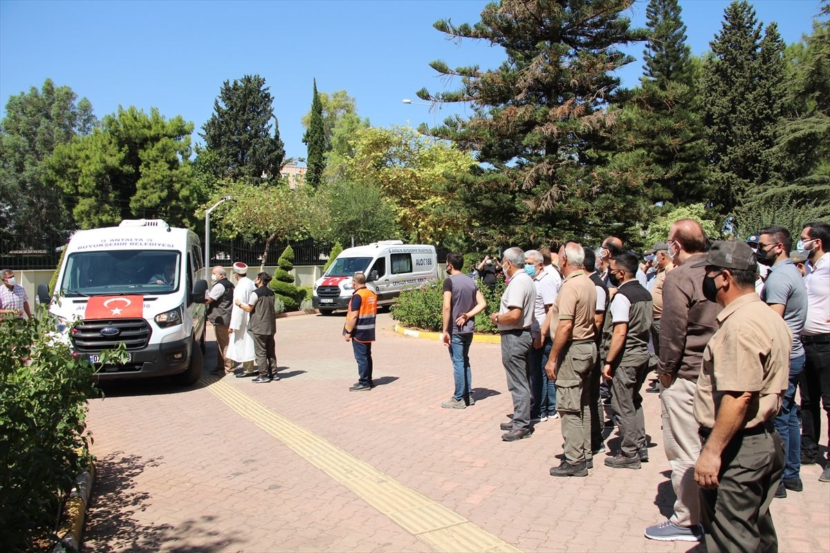 Manavgat'ta yaşamını yitiren 2 yangın işçisi törenle uğurlandı