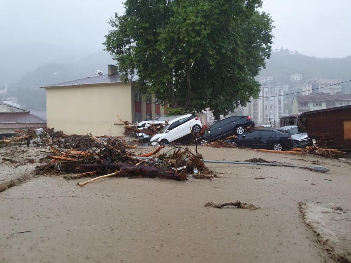 Sel sonrası Kastamonu'nun Bozkurt ilçesi savaş alanına döndü