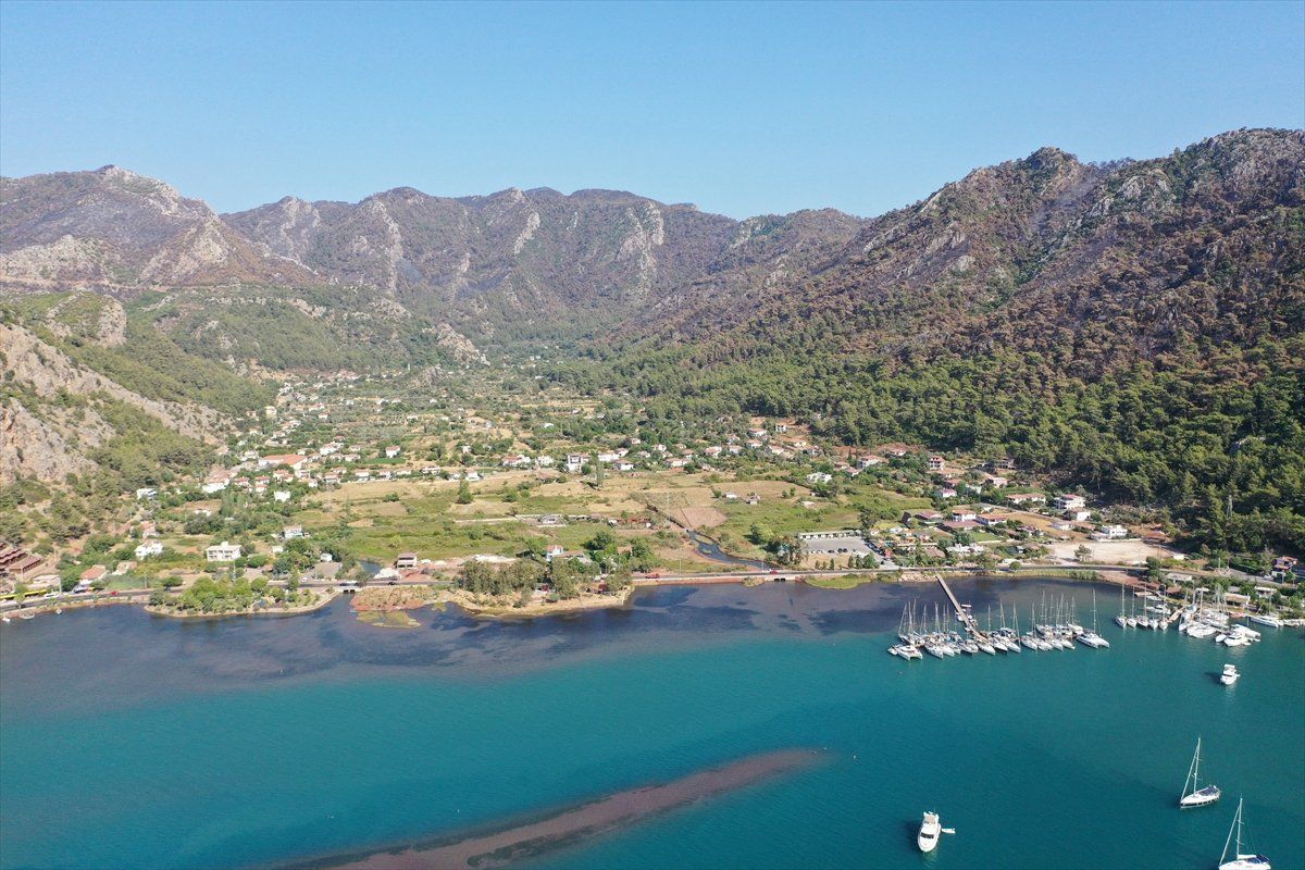 Marmaris Kızkumu Plajı çevresinde yanan ormanlık alanlar havadan görüntülendi