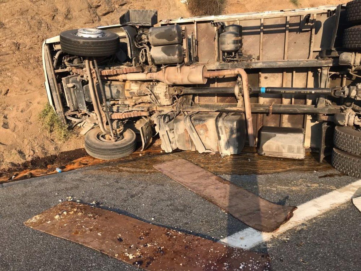 Riva'da yumurta yüklü kamyon devrildi
