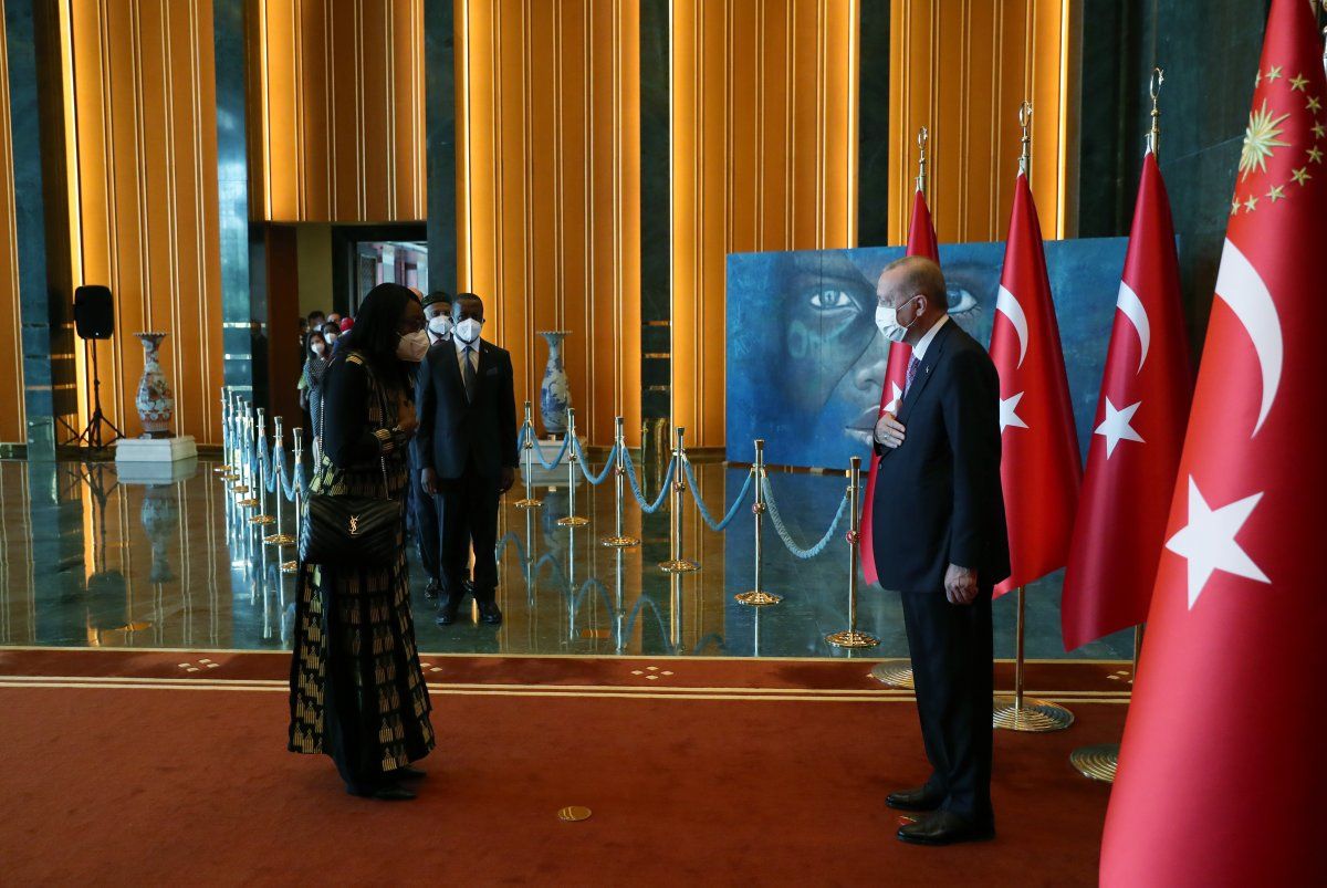 Cumhurbaşkanı Erdoğan, 30 Ağustos tebriklerini 'Mülteci Çocuk' tablosu önünde kabul etti