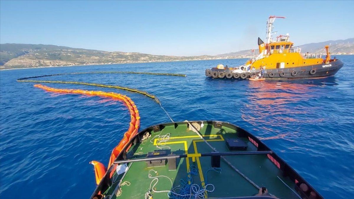 Suriye'den Akdeniz'e sızan petrolü 2 Türk gemisi temizliyor