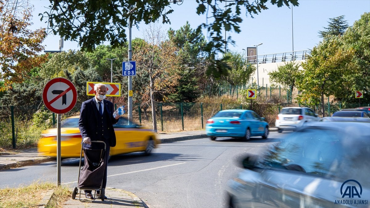 İstanbul'da 50 yıldır kravatını çıkarmayan su satıcısı