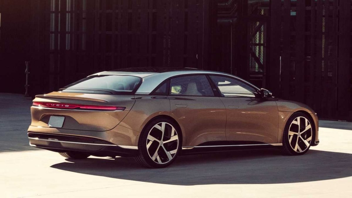 Tesla'nın menzil rekorunu kıran Lucid Air seri üretime girdi