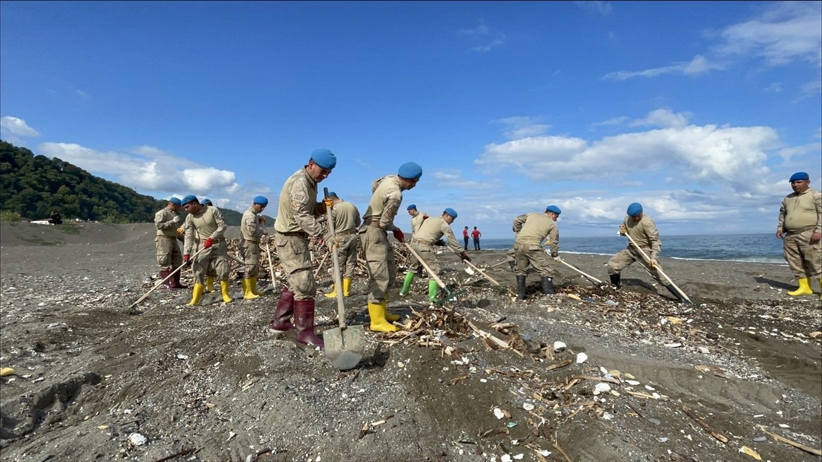 Kastamonu'da sel felaketinin yaraları, jandarmanın desteğiyle sarıldı