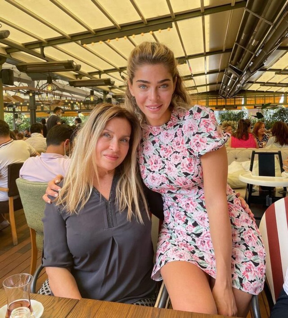 Survivor'ın güzeli Öykü Çelik'in annesini görenler inanamadı! Genç kızlara taş çıkarır