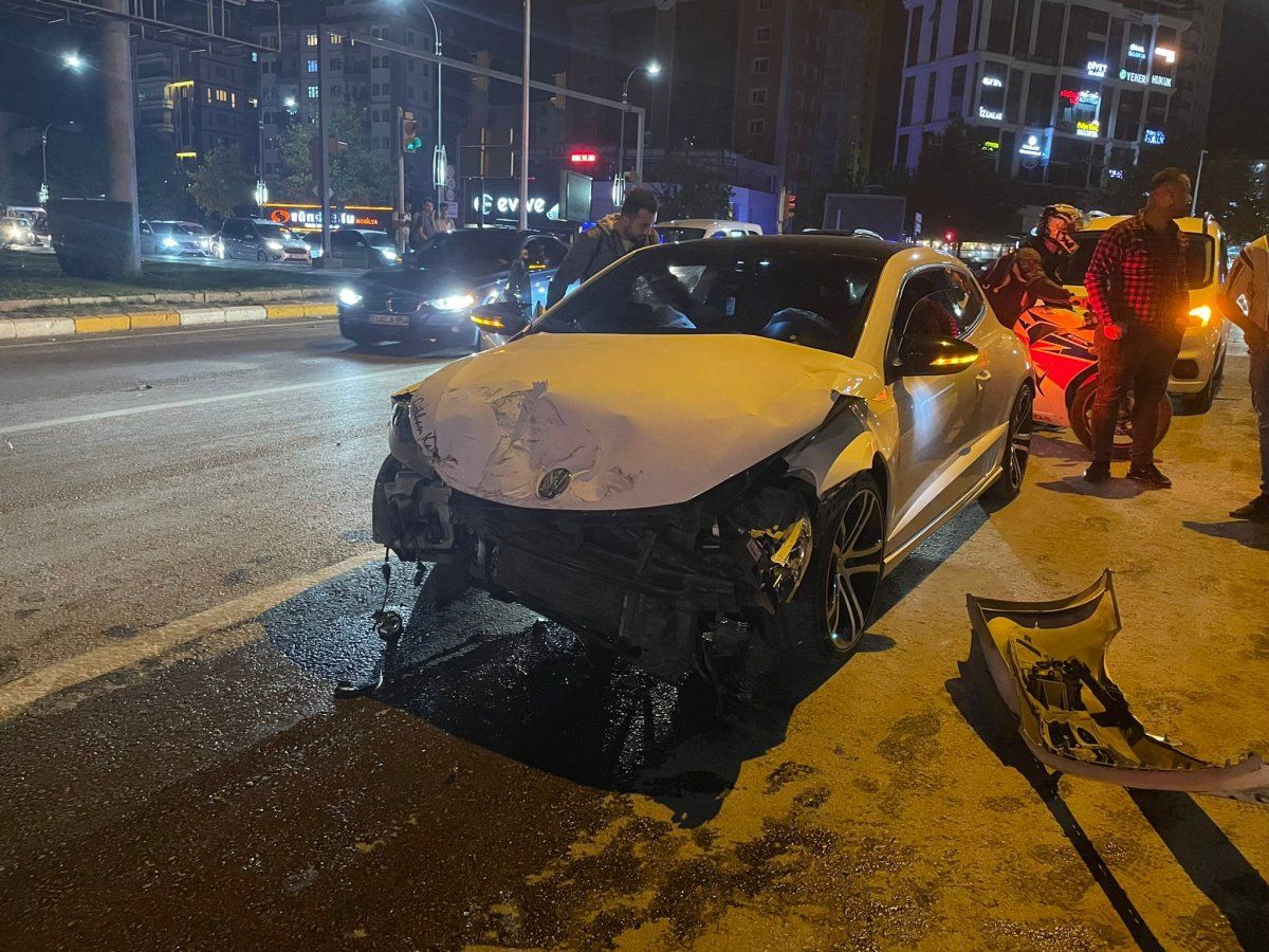 Elazığ'da otomobil ile pikap çarpıştı: 2 yaralı