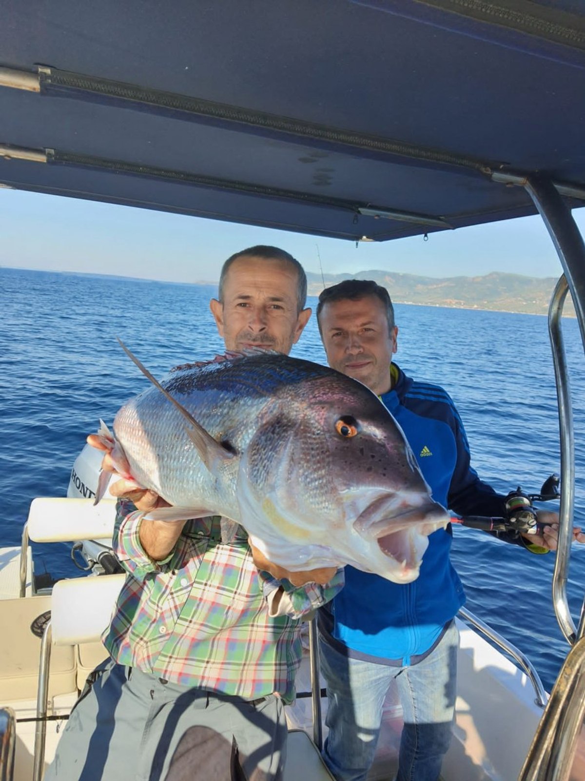 Çanakkale'deki amatör balıkçı, 10 kiloluk balık yakaladı