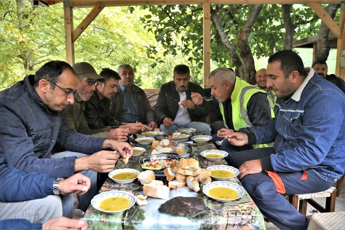 Kastamonu'da selzede, işçilere gönüllü olarak yemek yapıyor