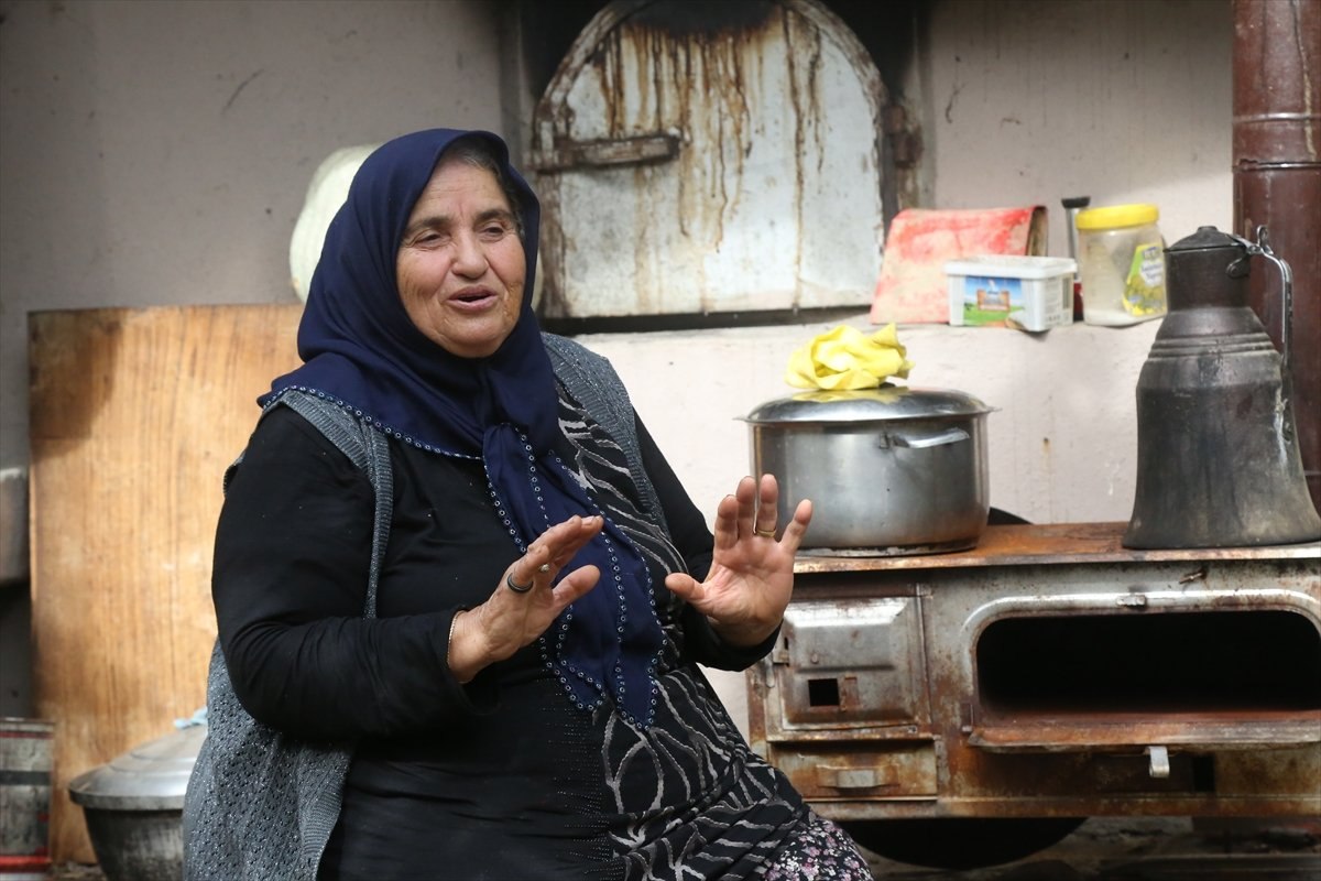 Kastamonu'da selzede, işçilere gönüllü olarak yemek yapıyor