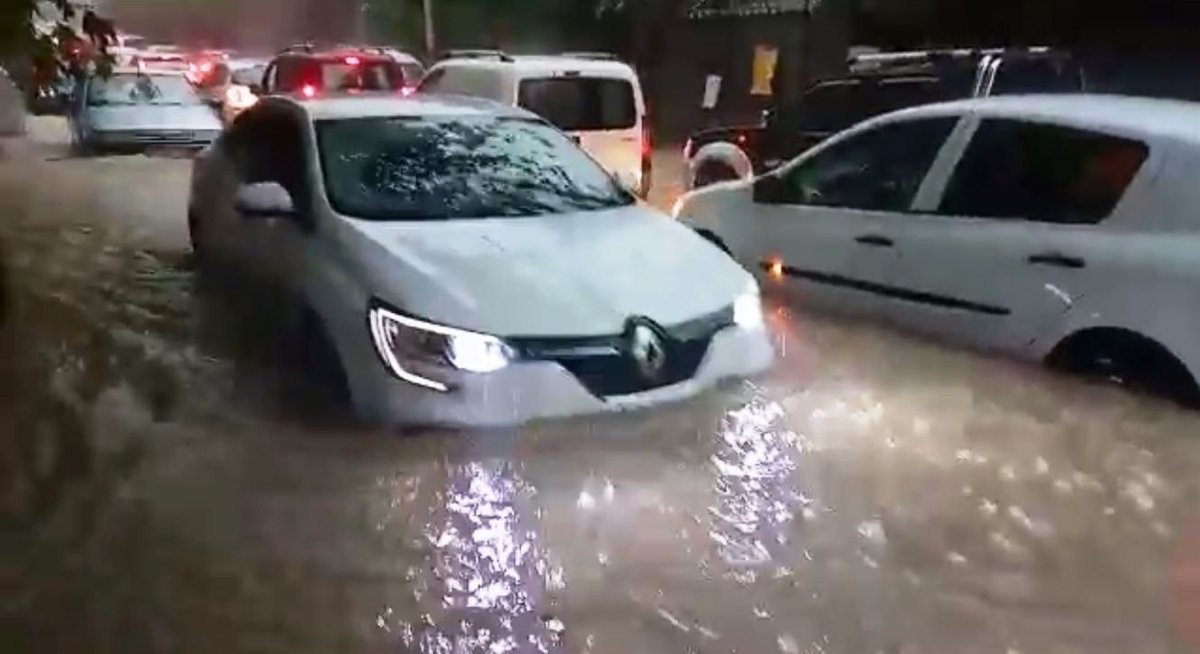 İzmir'i sağanak vurdu