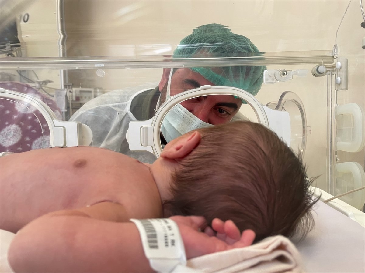 İzmir'de nefes alamayan Aras bebek, kalp ameliyatıyla hayata tutundu