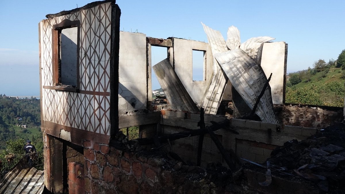 Trabzonlu çevreci ressamın evi yangında küle döndü