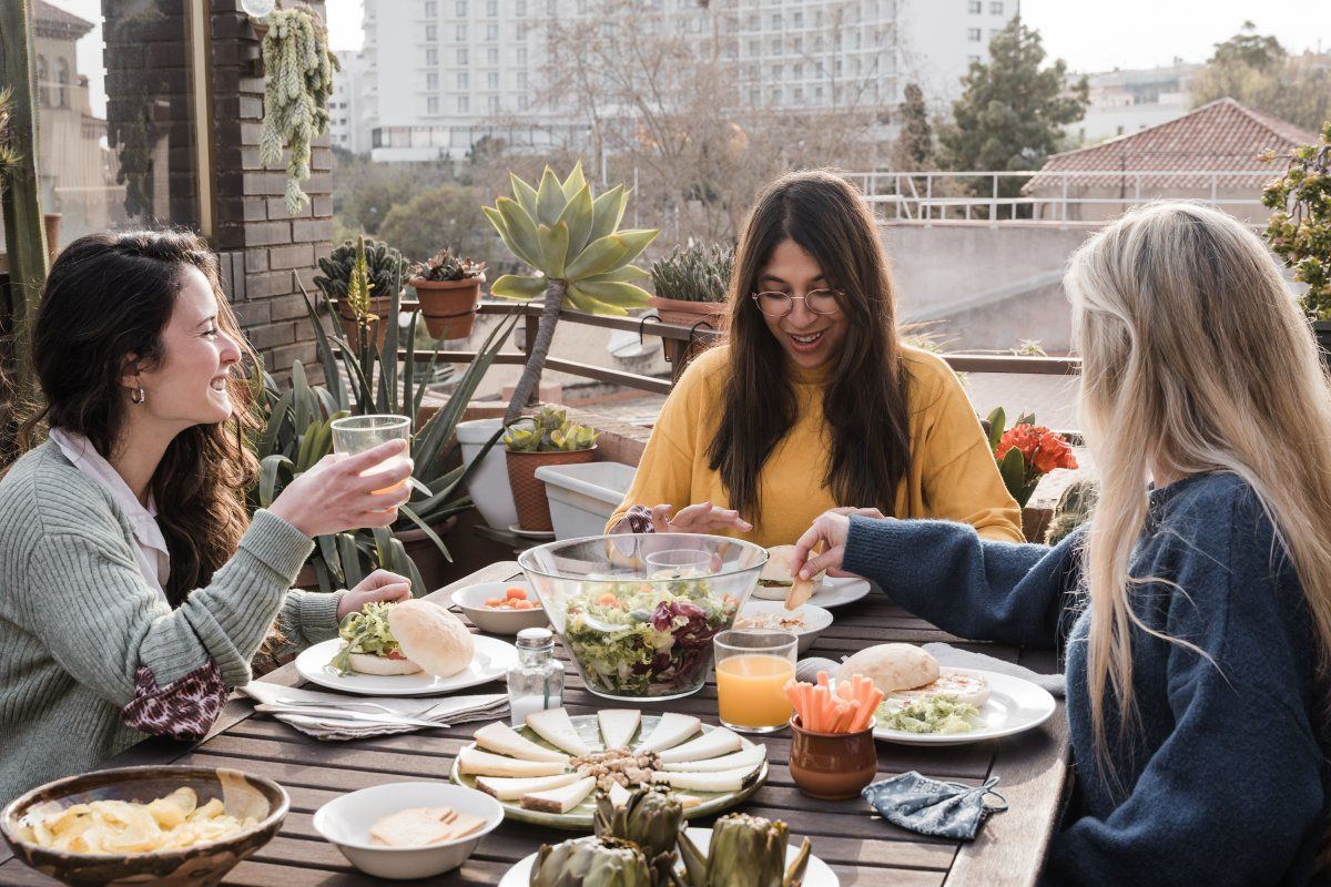 Dışarıda yemek yerken salgından korunmanın 5 altın kuralı