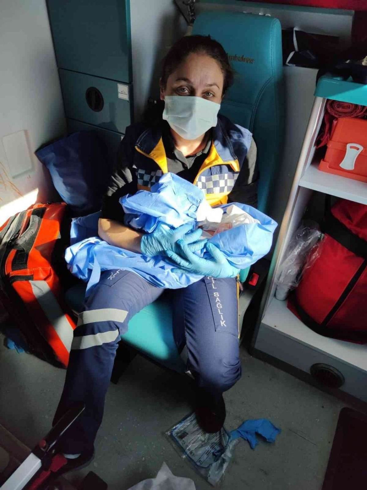 Karaman'da yolda doğum sancıları başlayan kadın ambulansta doğurdu