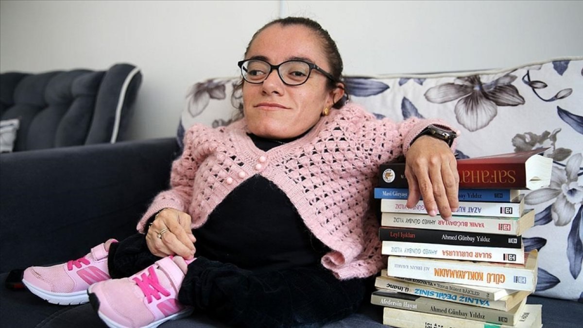Cam kemik hastası Tuğba, kitaplarıyla hayata tutundu