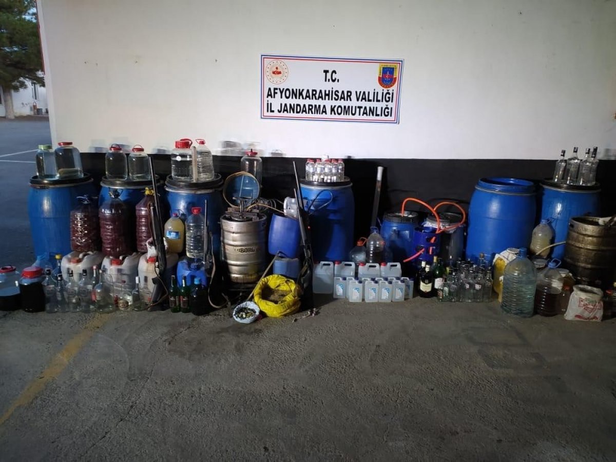 Afyonkarahisar'da jandarma baskınında adeta her yerden kaçak içki fışkırdı