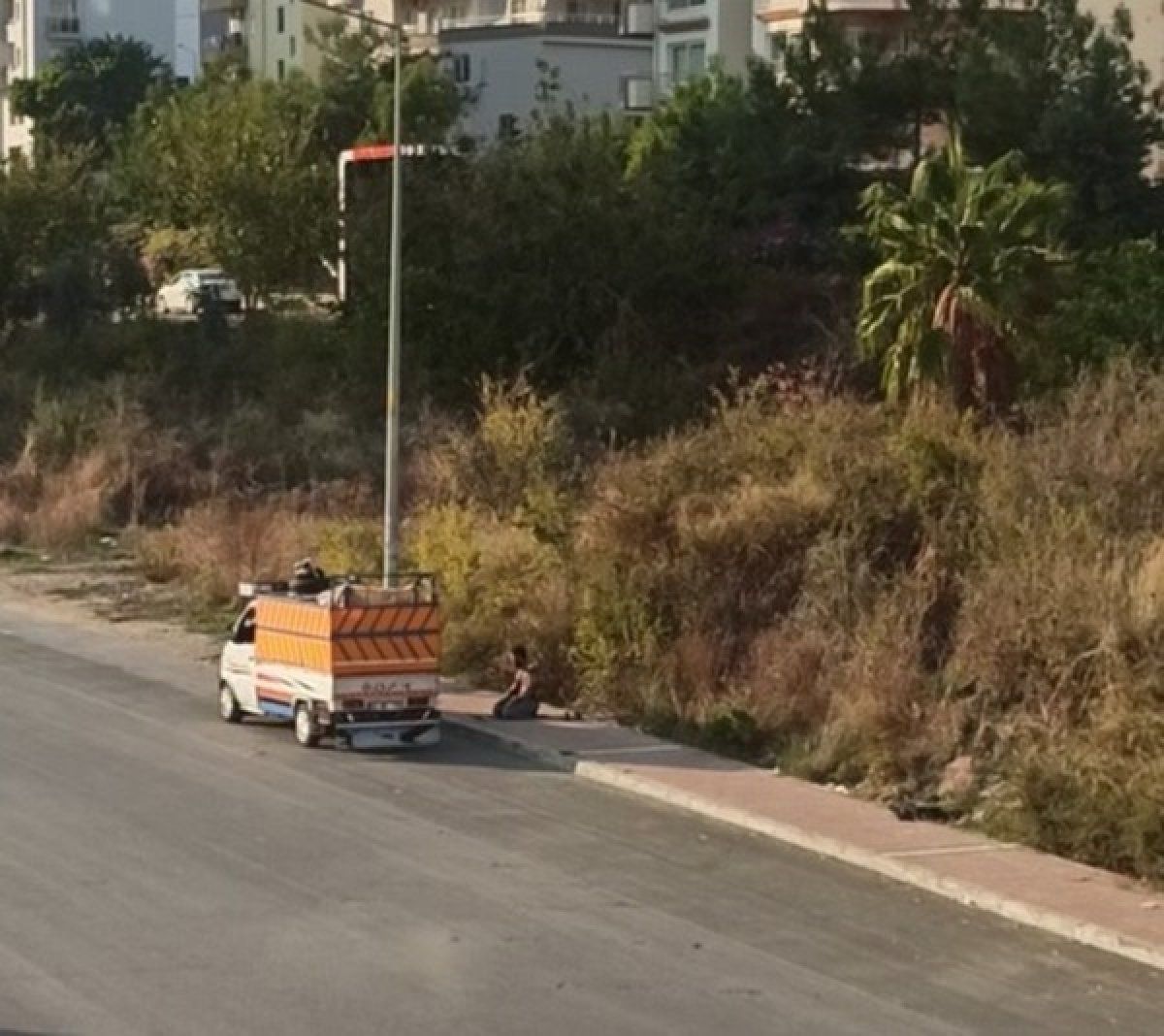 Mersin'de geri dönüşüm işçisinin kaldırımda namaz molası