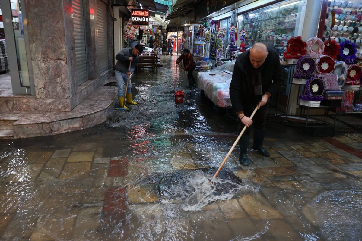 İstanbul ve İzmir'e kuvvetli sağanak yağış uyarısı