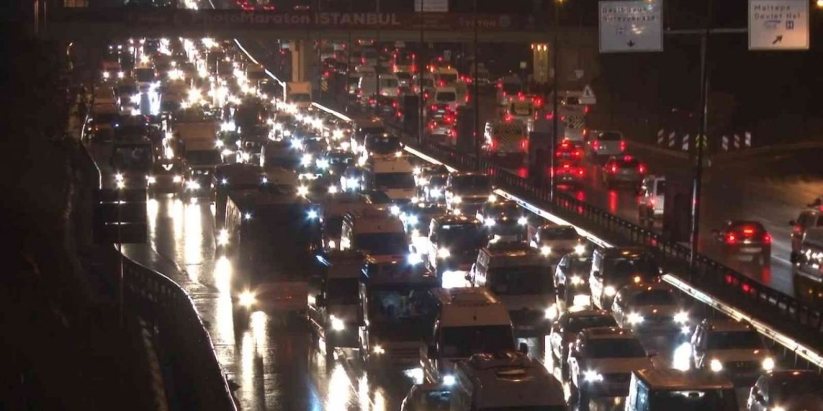 İstanbul'da trafik yoğunluğu yaşanıyor