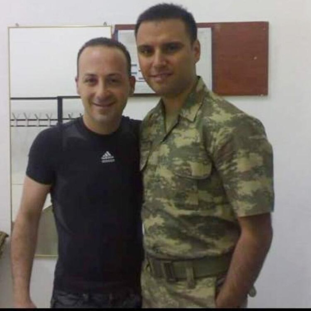 Alişan bakın hangi ünlü komedyenle askerlik yapmış! İşte o meşhur kare...